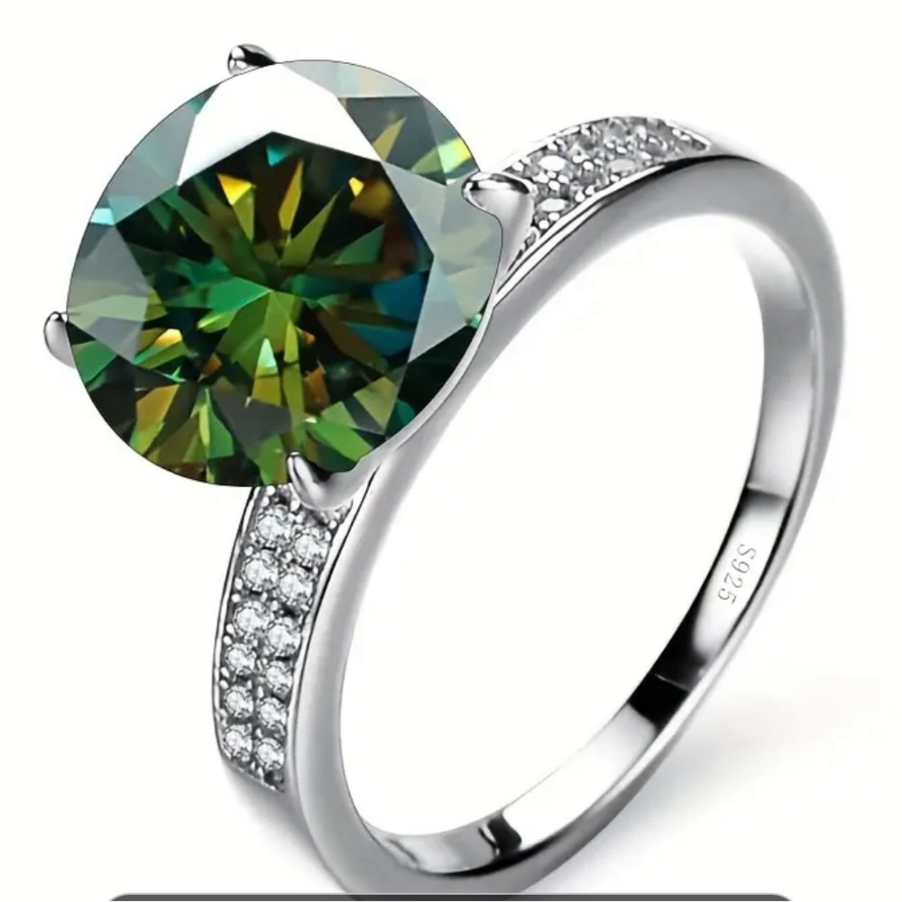 “Authentic” 5 carat 👀 moissanite 925 Sterling silver ring (size 7)